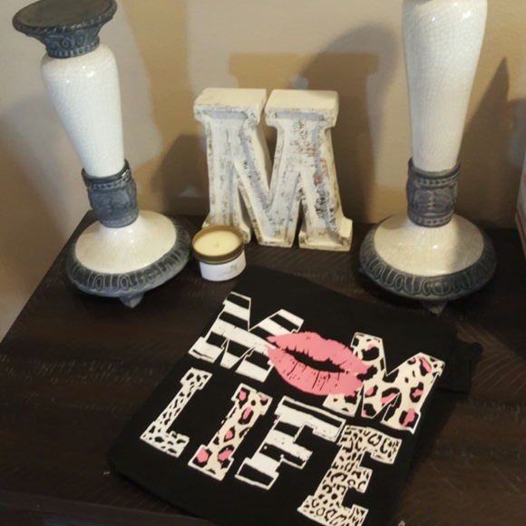 #momlife tee in black leopard lips - Picture 5 of 7